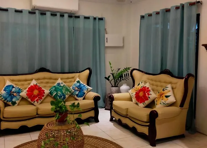 Bright & Spacious In The Heart Of Town Ferienhaus Compostela (Cebu)