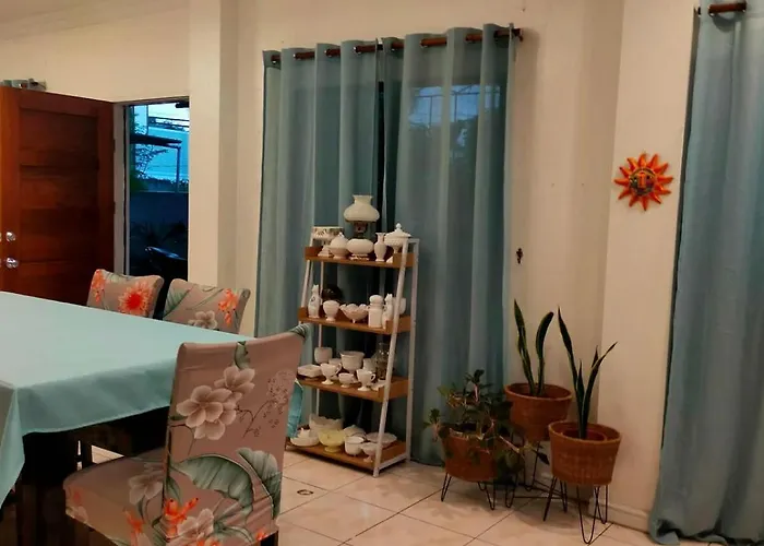 Bright & Spacious In The Heart Of Town *